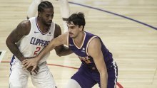 U hrvatskom okršaju u najjačoj košarkaškoj ligi svijeta Dragan Bender slavio protiv Darija Šarića; oba blizu double-double učinka