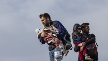 Guardian: Hrvatska policija migrantima na glavama sprejem crta križeve