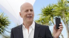 Bruce Willis i dalje je u karanteni s bivšom suprugom, dok njegova sadašnja sama brine o njihove dvije mlađe kćeri