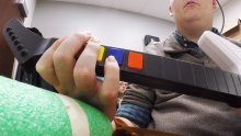 Nova tehnologija vraća dodir paraliziranom čovjeku: Rukom diže čašu, provlači kreditnu karticu i svira Guitar Hero