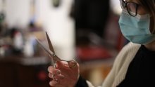 Evo kakve nas sve novosti očekuju u frizerskim i kozmetičkim salonima. Pripreme su u punom jeku, a vlasnike ljuti što nema detaljnih uputa: Treba li pleksiglas? Koliko klijenata mogu primiti?