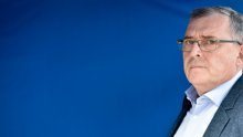 Capak otkrio da je bacao mobitel na sastancima Stožera, pojasnio i kako će izgledati kupovina u šoping centrima