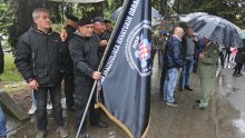 HDZ-ovci objavili fotografiju Bernardića s HOS-ovom zastavom u pozadini: Hoće li Milanović osuditi 'Bernardićevu 'provokaciju'?