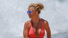 Britney Spears pokazala adute na novoj naslovnici starog albuma