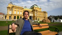 [FOTO] Izložba kakva se ne viđa svaki dan: David Maljković na travnjaku ispred zagrebačkog HNK predstavio 'Nekoliko dana premijere'