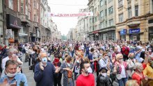 [FOTO/ VIDEO] Održana misa za Bleiburg u Sarajevu, istovremeno više tisuća ljudi u komemorativnoj šetnji antifašista, blokirali i promet