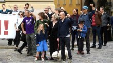[VIDEO/FOTO] Ne pruža samo deklarativnu podršku: Mile Kekin s obitelji prosvjedovao na Markovom trgu