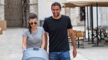 Ponosni roditelji Marin i Kristina Čilić ne kriju sreću: Pala je prva šetnja Stradunom sa sinčićem Baldom