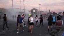 [FOTO/VIDEO] Neredi u Minneapolisu nakon smrti Afroamerikanca pri uhićenju: Policija se suzavcem branila od prosvjednika
