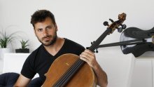 Ponovno zajedno: Stjepan Hauser ne skida pogled, ali ni ruke s atraktivne Talijanke