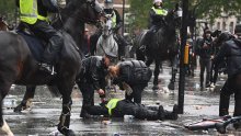 Širom svijeta prosvjedi protiv rasizma i policijske brutalnosti, u Londonu nastradali policajci na konjima