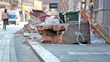 'Centar strepi od prolaska tramvaja, trza se na svako i najmanje podrhtavanje tla; buka koncerata nagriza ionako tanke živce ljudi Donjeg grad'