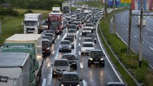 Zbog jakog vjetra ograničenja na Jadranskoj magistrali i Krčkom mostu, na granici se očekuju gužve
