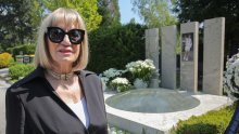 Draženova majka grlila se i razmjenjivala poklone sa Đokovićem; još se nije testirala na koronavirus
