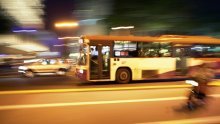Vozaču slomili ruku jer je branio crnkinju