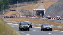Jak olujni vjetar zatvorio autocestu između Svetog Roka i Posedarja; stvaraju se i kolone u smjeru mora