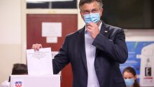 [FOTO] Andrej Plenković dao svoj glas na biralištu u Črnomercu