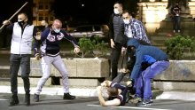 Poslao je na narod policiju u trapericama i tenisicama pa pobjegao u Pariz: Čega se Vučić boji? Dobio je upravo ono što je tražio