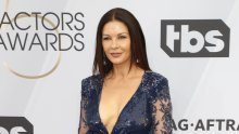 Posljednjom je objavom ostavila sve bez riječi: 50-godišnja Catherine Zeta-Jones u prvi plan stavila dekolte