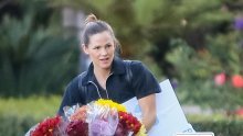 Jennifer Garner bacila se u vrtlarstvo; pokazala kako napreduju njezini golemi suncokreti u vrtu