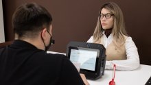 U ruskom matičnom uredu zaposlili robotiziranu 'službenicu na šalteru' koja izdaje potvrde o nekažnjavanju