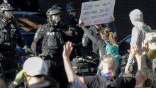 Prosvjednici se sukobljavaju s policijom u gradovima širom SAD-a