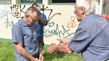 [VIDEO] U Trnju ljutiti građani dočekali predstavnike Hrvatski voda: 'Ustava se diže samo u slučaju poplava, ta voda je zagađena'
