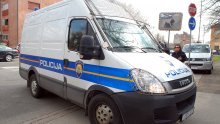 Kaos na benzinskoj na autocesti; dvojica pijanih muškaraca napadala goste na terasi, razbacivala stvari, oštetila računalo, a kad je stigla policija, svoj bijes usmjerili su na njih