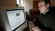 Sve više Hrvata moli se Bogu preko interneta