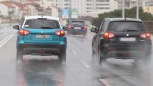 Gužva prema moru, kolona na Lučkom 2 km. Ceste su skliske, vozite oprezno!