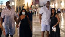 [FOTO/VIDEO] Magic Johnson napokon stigao i u Dubrovnik: S maskom na licu šetao Stradunom, skinuo ju je tek zbog poziranja