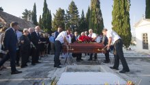 Na Gradskom groblju u Starom Gradu na posljednji počinak ispraćen akademik Tonko Maroević