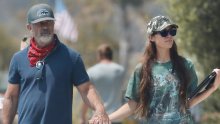 Mel Gibson i njegova 34 godine mlađa partnerica uživaju u Malibuu nakon što je glumac prebolio koronavirus