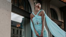 Kristina Burja predstavlja privlačne haljine koje slave žensku figuru