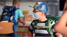 Ako dijete u školi pokaže znakove covida, izdvaja ga se u posebnu prostoriju, navlače se maske, viziri i odjela; a što je s bolovanjem roditelja?
