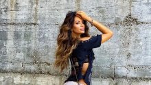 Nikolina Ristović uskočila u dvadesetak godina stare traperice koje ponovo proživljavaju svojih pet minuta slave