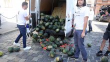 [FOTO/VIDEO] Sinčić napravio priličan nered pred Vladom, istovario je gomilu lubenica i popeo se na kombi