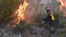 Usprkos jakom vjetru, brački vatrogasci uspjeli ugasiti požar iznad Supetra