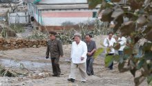 Kim posjetio grad pogođen poplavom, sestra u pratnji