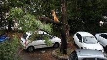 U nevremenu u Splitu oštećena vozila, valovi na Jadranu i do četiri metra
