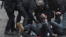 [VIDEO] Neredi u Pragu: Žestoki sukob policije i prosvjednika protiv restriktivnih mjera
