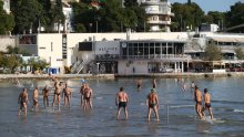 Studeni na plaži: Bez straha od virusa brojni Splićani okupirali Bačvice
