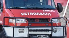 Ugašen požar na zgradi Dalmacijavina u Trajektnoj luci u Splitu, vatrogasci saniraju požarište