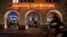 Poruka iz kultnog berlinskog puba Angeli Merkel: Svinjskoj koljenici iz naše kuhinje više se ne nadajte