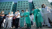 [VIDEO/FOTO] Novi prosvjed ispred KB Dubrava, liječnici i medicinske sestre poručuju: Oboljeli od covida liječe se u neadekvatnim prostorima, u lošim higijenskim uvjetima
