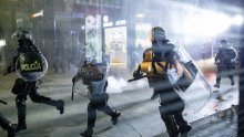 [VIDEO/FOTO] Neredi u Ljubljani: Pogledajte kako je policija vodenim topom otjerala 'ratnike svjetlosti' koji ne vjeruju u postojanje koronavirusa