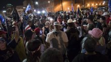 Prosvjedi širom Amerike: U Phoenixu desničarski voditelj Alex Jones nabrijavao Trumpove sljedbenike, napali protuprosvjednike, intervenirala policija