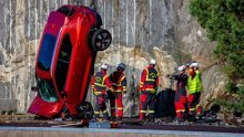 [FOTO/VIDEO] Volvo baca nove automobile s 30 metara visine kako bi spasilačkim službama pomogli da spase živote