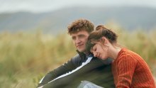 Na HBO stiže najiščekivanija serija o čarima prve ljubavi koja je već osvojila britansku publiku