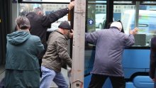 Zagrepčani gurali tramvaj u kvaru